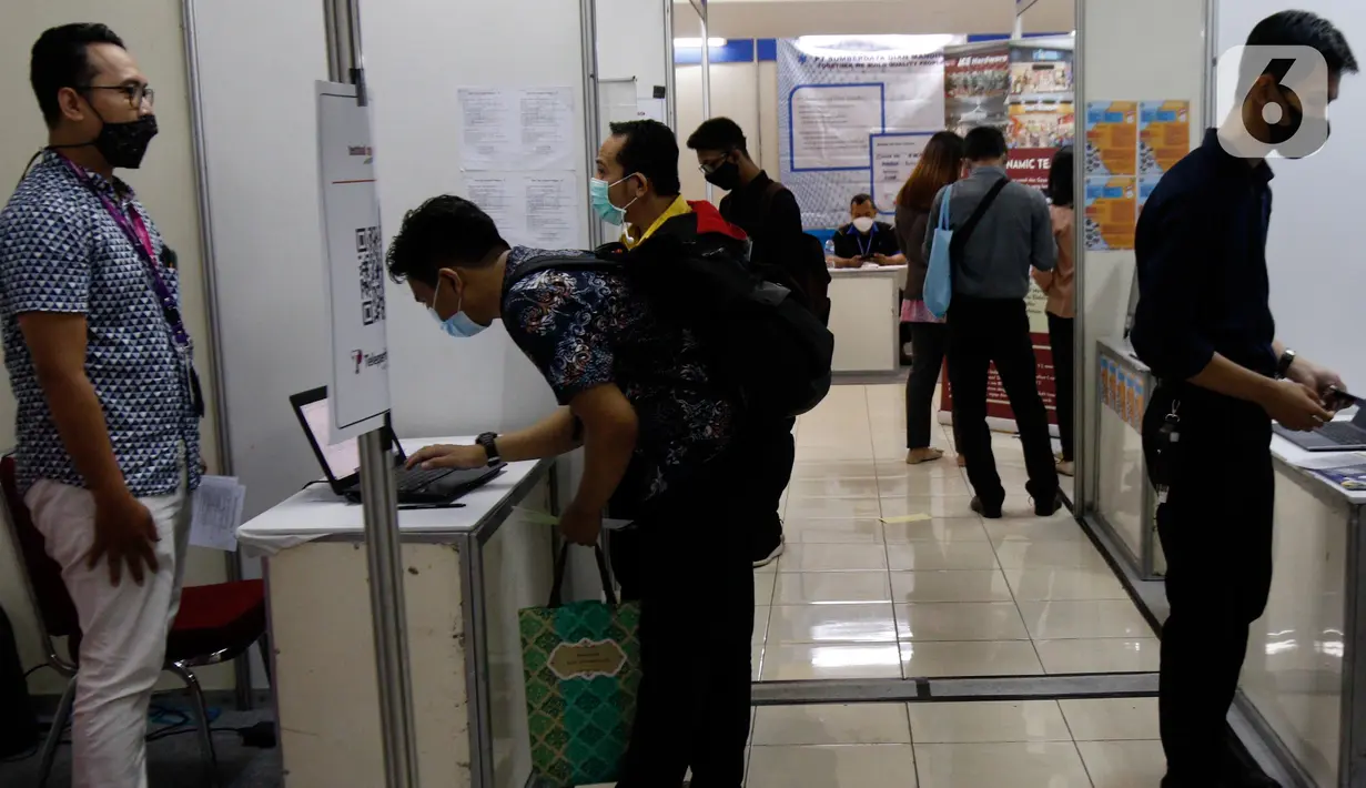 Pencari kerja mengunjungi stan perusahaan pada acara "Jakarta Job Fair" di Ratu Plaza, Jakarta, Senin (6/12/2021). Jakarta Job Fair tersebut di lima wilayah kota adminitrasi di Provinsi DKI Jakarta dari 6 hingga 14 Desember 2021. (Liputan6.com/Johan Tallo)