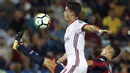 Duel pemain AC Milan, Andre Silva (kiri) dengan pemain FC Crotone pada lanjutan Serie A di Ezio Scida Stadium, (20/8/2017). Milan menang 3-0. (AFP/ Carlo Hermann)