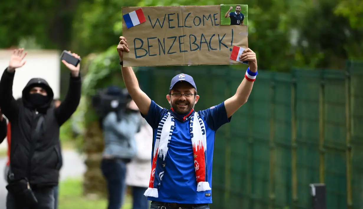 Fans menunjukan poster selamat datang kepada Karim Benzema saat sesi latihan Timnas Prancis di Clairefontaine-en-Yvelines, Rabu (26/5/2021). Benzema kembali memperkuat Timnas Prancis setelah enam tahun absen. (AFP/Franck FIfe)
