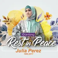  Luna Maya dan Ruben Onsu mengawal jenazah Julia Perez yang akan dimasukan ke dalam ambulans.