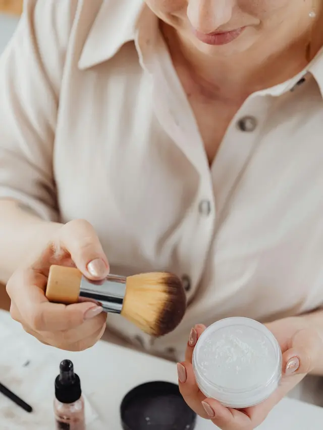 Bedak Tabur: Ringan dan Mengunci Makeup