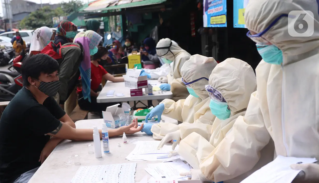 Warga mengikuti Rapid Test Covid-19 yang dilakukan oleh dinkes Provinsi Banten di Pasar Anyar, Tangerang, Selasa (21/4/2020). Warga dapat melakukan isolasi mandiri setelah mengetahui hasil dari Rapid Test Covid-19 tersebut. (Liputan6.com/Angga Yuniar)