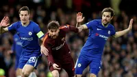 Gelandang Chelsea, Cecs Fabregas, mencoba merebut bola dari bintang Barcelona, Lionel Messi, di Stamford Bridge, Rabu (21/2/2018). (AP).