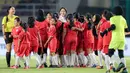 Ada yang menarik dalam rangkaian acara pentupan turnamen pramusim Piala Presiden 2024 di Stadion Manahan, Solo, Minggu (4/8/2024). Laga eksibisi antara 6 pemain Timnas Indonesia putri menghadapi 30 pemain SSB putri Surakarta FC U-12 digelar. Dalam laga yang hanya berlangsung kurang dari 10 menit tersebut, kapten Timnas Putri Indonesia, Shafira Ika menjadi magnet lewat aksi-aksinya hingga menjadi idola tim lawan. Bahkan saat mencetak gol, Ika langsung dikerumuni para pemain lawan untuk ikutan berselebrasi. (Bola.com/Bagaskara Lazuardi)