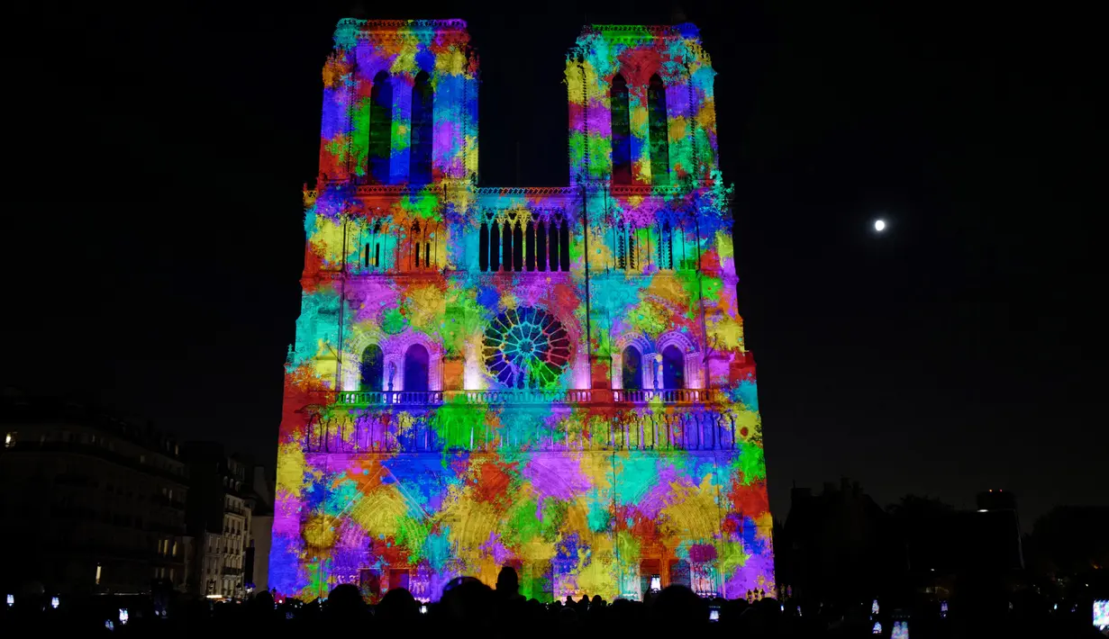 Sebuah foto pada 20 Oktober 2018 menunjukkan Gereja Katedral Notre Dame selama pertunjukan cahaya berjudul "Dame de Coeur" di Paris, Prancis. Pertunjukan cahaya tersebut bagian dari perayaan seratus tahun Perang Dunia I. (Photo by Ludovic MARIN/AFP)