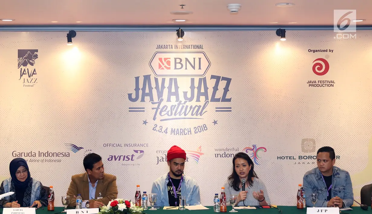Direktur Java Festi¬val Production Dewi Gontha bersama pihak terkait dan sponsor menyampaikan keterangan pers seputar Jakarta International Java Jazz Festival 2018 di Jakarta, Rabu (28/2). (Liputan6.com/Immanuel Antonius)