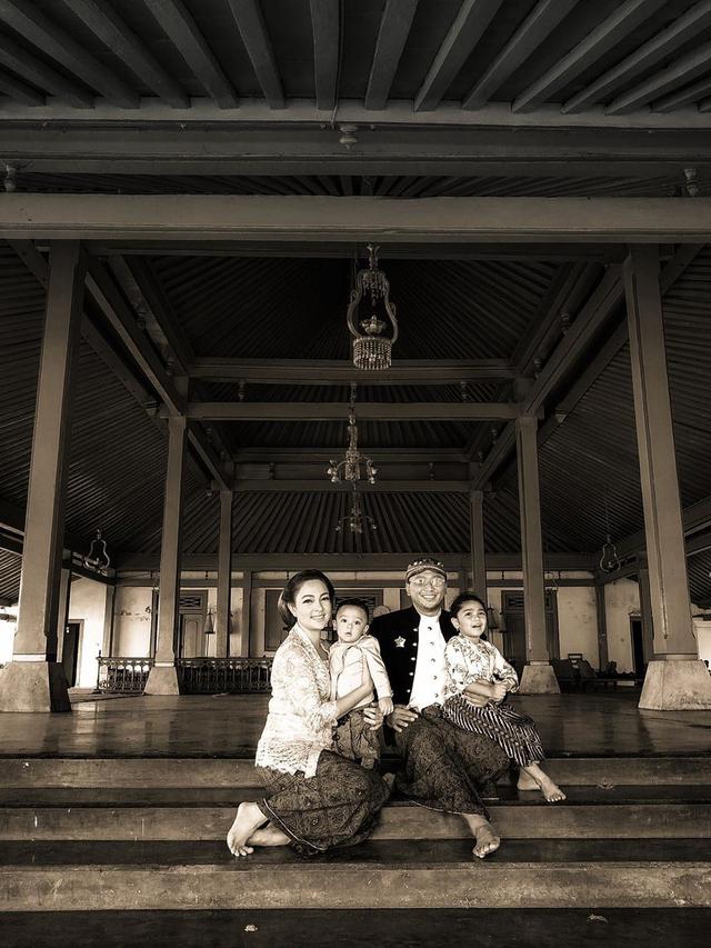 Keturunan Keraton Solo, Ini 5 Potret Suami Dokter Reisa Broto Asmoro