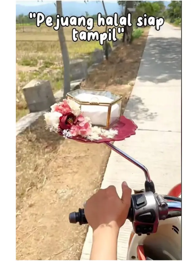 6 Barang Nyeleneh Dibawa Warganet saat Ikuti Tren Viral Es Teh di Spion Motor
