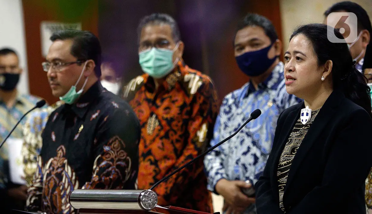 Ketua DPR Puan Maharani memberikan keterangan usai menggelar pertemuan dengan BPK RI di kompleks Parlemen, Jakarta, Selasa (30/6/2020). Dalam pertemuan, DPR meminta BPK melakukan pengawasan, pemeriksaan penggunaan dana dalam penanganan pandemi COVID-19 secara tansparan. (Liputan6.com/Johan Tallo)