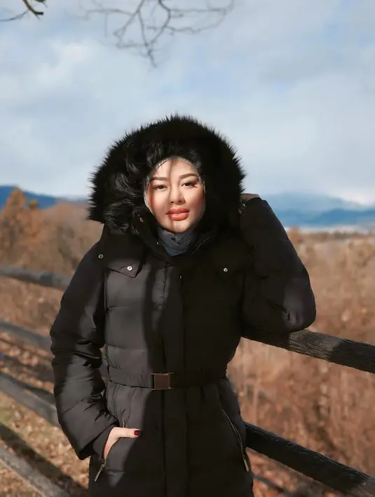 Aurel Hermansyah tampil memukau dengan puffer jacket berdetail belt yang mempertegas siluet tubuh, dilengkapi aksen bulu pada hoodie untuk sentuhan glamor. Penampilannya semakin sempurna dengan hijab yang anggun dan makeup flawless yang menonjolkan kecantikan alaminya. [@aurelie.hermansyah].