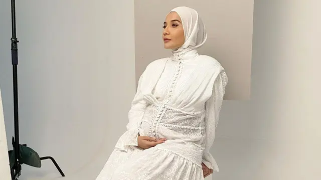 FOTO: Inspirasi Gaya Hijab Zaskia Sungkar, Simple dan Elegan