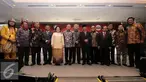 Sejumlah tokoh berfoto bersama usai memberikan pidato pembuka pada Konvensi Nasional tentang Haluan Negara di JCC, Jakarta, Rabu (30/3/2016). Konvensi dilaksanakan oleh Aliansi Kebangsaan dan Forum Rektor Indonesia. (Liputan6.com/Helmi Fithriansyah)