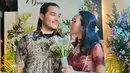 Pada 2004 silam, pesualap Romy Rafael menikah dengan wanita bernama Ury Kartha Diayu Shinta. 18 tahun membina rumah tangga pasangan yang ajrang tersorot ini sudah dikaruniai 2 orang buah hati.(Liputan6.com/IG/@uryrafaelmind)