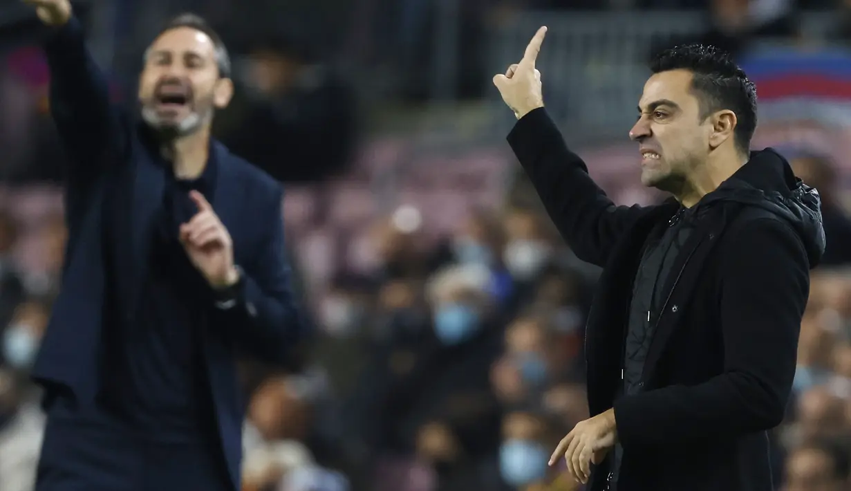 Setelah melancarkan serangan bertubi-tubi akhinya anak asuh Xavi mendapat kesempatan mencetak gol melalui titik putih. Memphis Depay dijatuhkan Leandro Cabrera dalam perebutan bola di kotak penalti. (AP/Joan Monfort)