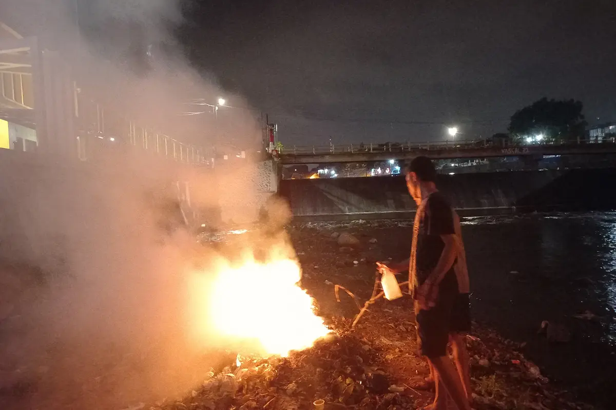 Bakar sampah di malam hari