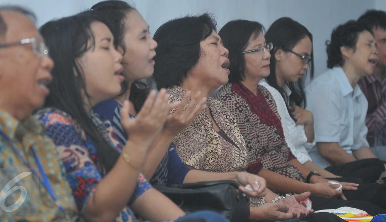Sejumlah warga berdoa di Gereja Bethel Indonesia Kalijodo, Jakarta, Minggu (28/2/2016). Pemprov DKI Jakarta memberi kesempatan kepada warga Kristiani untuk beribadah sebelum penggusuran yang jatuh pada 29 Februari. (Liputan6.com/Gempur M Surya)