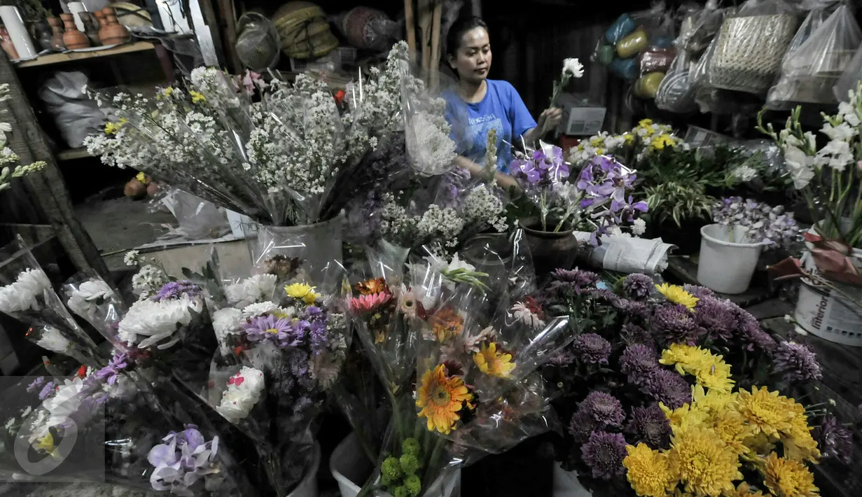Pedagang bunga merapihkan barang daganganya di pasar kembang Pal Sigunung, Depok, Selasa (5/7/2016). Jelang Lebaran, warga berburu bunga sedap malam dan bunga hias lainya untuk pelengkap Idul Fitri. (Liputan6.com/Yoppy Renato)