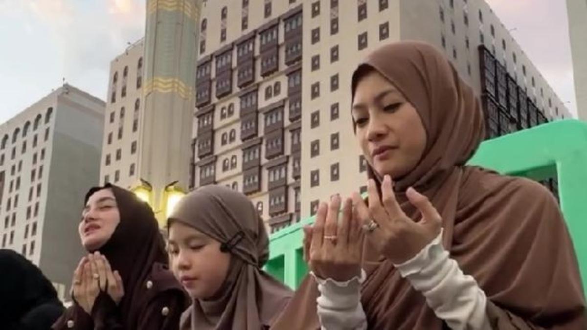 Kakak Beradik Umrah, 5 Momen Ririn Ekawati dan Rini Yulianti Bagi-Bagi Takjil Gratis di Masjid Nabawi