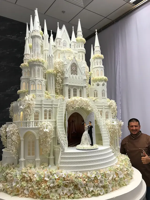 Sulit Dipercaya, 6 Potret Kue Pernikahan Ini Terlihat Megah Bak Istana