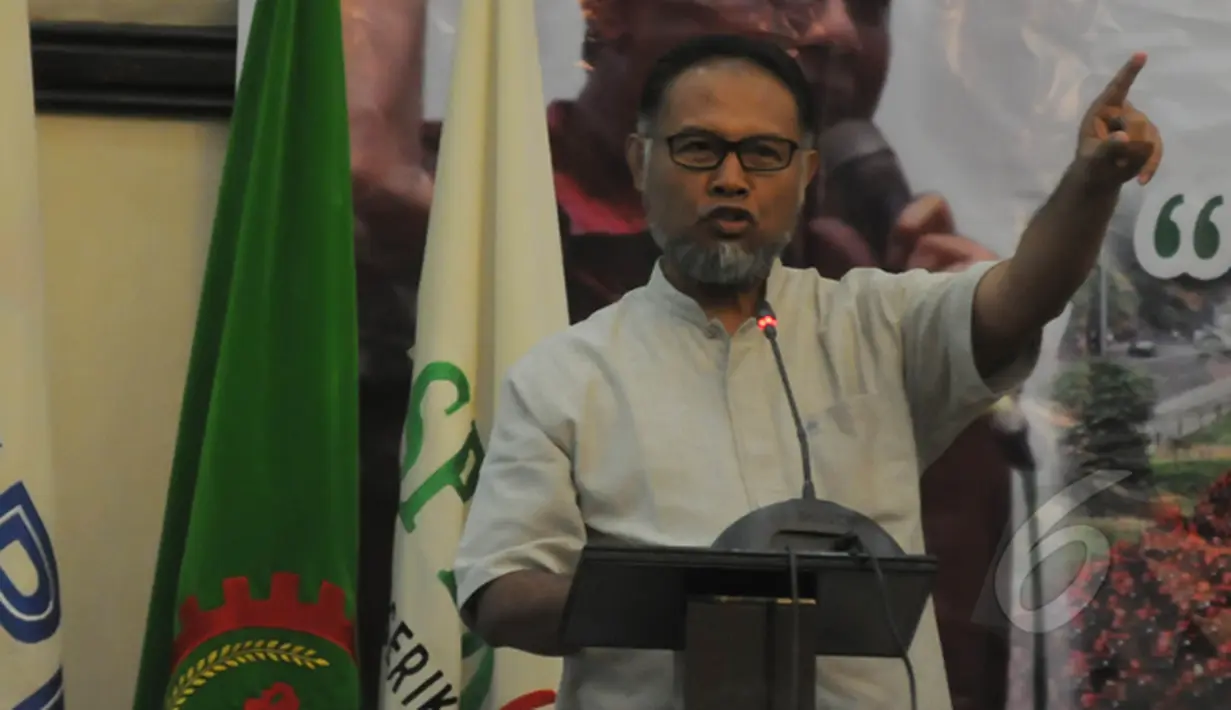 Ekspresi Bambang Widjojanto saat memberikan pidato di seminar nasional yang digagas oleh Konfederasi Serikat Pekerja Indonesia (KSPI), Jakarta, Senin (16/2/2015). (Liputan6.com/Herman Zakharia)