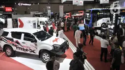 Suasana GAIKINDO Indonesia International Commercial Vehicle Expo (GIICOMVEC) di JCC, Senayan, Jakarta, Kamis (5/3/2020). GIICOMVEC 2020 menghadirkan berbagai kendaraan komersial terbaru untuk para pelaku usaha di sektor industri. (merdeka.com/Iqbal Nugroho)