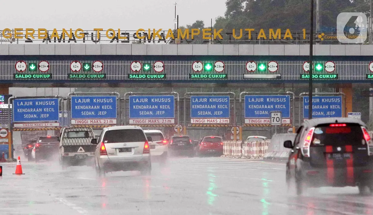<p>Sejumlah kendaraan pemudik melewati Jalan Tol Jakarta - Cikampek KM 69, Purwakarta, Jawa Barat, Rabu (27/4/2022). Memasuki H-6 Idul Fitri, arus mudik dari Jakarta yang melewati Jalan Tol Jakarta - Cikampek terpantau ramai lancar. (Liputan6.com/Herman Zakharia)</p>