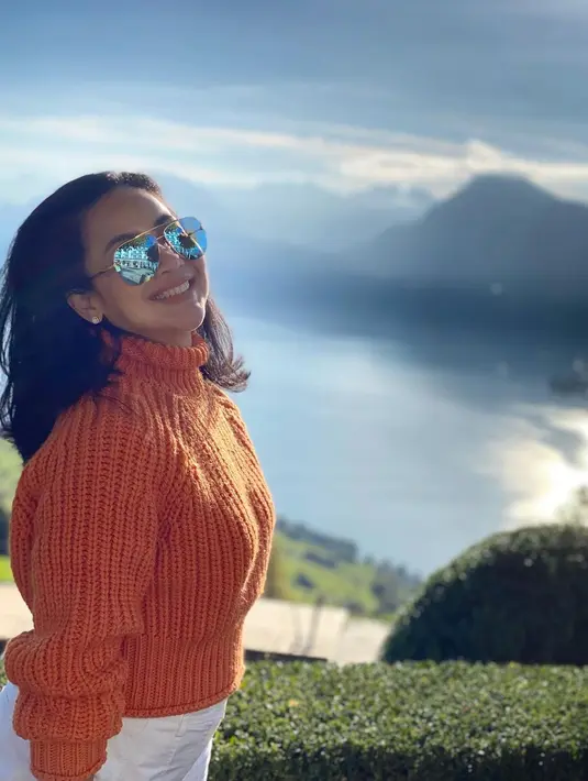 Udara Eropa yang dingin mengharuskan wanita asal Malang itu mengenakan sweater. Bahan rajut dipilih mengingat ketebalan pakaian bisa menghangatkan tubuh Feni Rose. (Liputan6,com/IG/@fenirose).