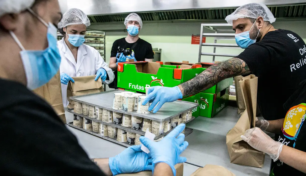 Para sukarelawan menyiapkan paket makanan untuk orang-orang yang membutuhkan di Barcelona, Spanyol (25/6/2020). Spanyol telah memasuki tatanan "Normal Baru" pada 21 Juni, dengan mengizinkan kembali warga untuk bebas bepergian di seluruh wilayah negara tersebut. (Xinhua/Balai Kota Barcelona)