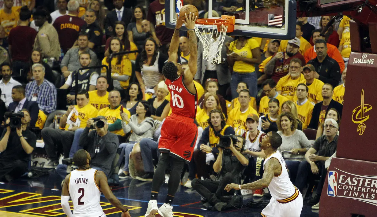 Pemain Raptors guard DeMar DeRozan melakukan dunks saat melawan Cleveland Cavaliers pada game kedua Final wilayah Timur NBA Playoffs di  Quicken Loans Arena. Jumat (20/5/2016). Cavs menang 108-89. (EPA/David Maxwel Corbis out)