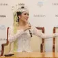 Pasangan Raisa Andriana dan Hamish Daud Wyllie memberi keterangan pers usai melangsungkan akad nikah di Ayana MidPlaza, Jakarta, Minggu (3/9). Raisa dan Hamish resmi menjadi pasangan suami istri pada 3 september 2017. (Liputan6.com/Herman Zakharia)