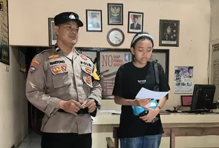 Kapolsek Tambakromo Pati mengawal Naura untuk bisa pulang kampung. (Liputan6.com/Arief Pramono)