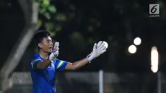 Penjaga gawang Timnas Indonesia U-19, Gianluca Pagliuca Rossy saat mengikuti latihan di Lapangan A Kompleks GBK, Jakarta, Kamis (22/3). Gianluca Pagliuca Rossy resmi dikontrak Persija selama dua tahun. (Liputan6.com/Helmi Fithriansyah)