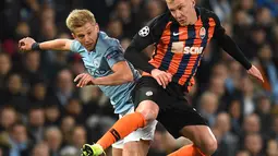 Gelandang Manchester City, Oleksandr Zinchenko berebut bola udara dengan gelandang Shakhtar Donetsk, Viktor Kovalenko selama grup F Liga Champions di stadion Etihad, Inggris (7/11). City menang 6-0 atas Shakhtar Donetsk. (AFP Photo/Oli Scarff)