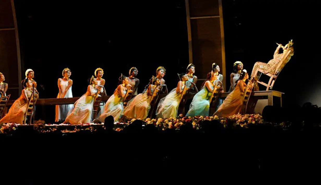 Beberapa perhiasan yang dikenakan Beyonce juga menambah penampilannya menjadi lebih mewah. Hiasan kepala, anting dan gelang berwarna emas berhasil membuat penampilan Beyonce semakin tampak sempurna. (AFP/Bintang.com)