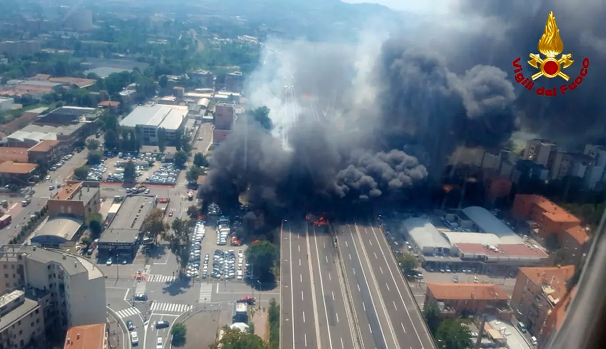 Ledakan truk tangki menimbulkan kepulan asap hitam di jalan raya dekat Bologna, Italia, Senin (6/8). Sebelum meledak, truk tangki yang membawa bahan mudah terbakar itu diyakini menabrak bagian belakang truk pengangkut mobil. (Italian Police video via AP)