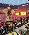 Luna Maya mengawali liburannya di Amerika Serikat dengan menyaksikan konser BTS di Las Vegas. Outfit bernuansa monokrom itu pun menarik perhatian warganet. Mengenakan oversized shirt berwarna putih yang dipadukan dengan rok mini kulit dan boots tinggi berwarna hitam. (instagram/lunamaya)