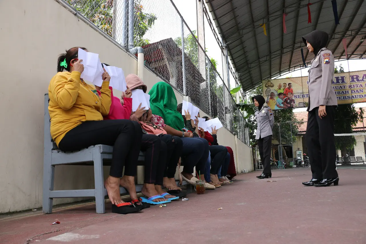 Para PSK yang terjaring razia di Pasar Ayam Tamanwinangun, Kebumen. (Foto: Liputan6.com/Muhamad Ridlo/Polres Kebumen)