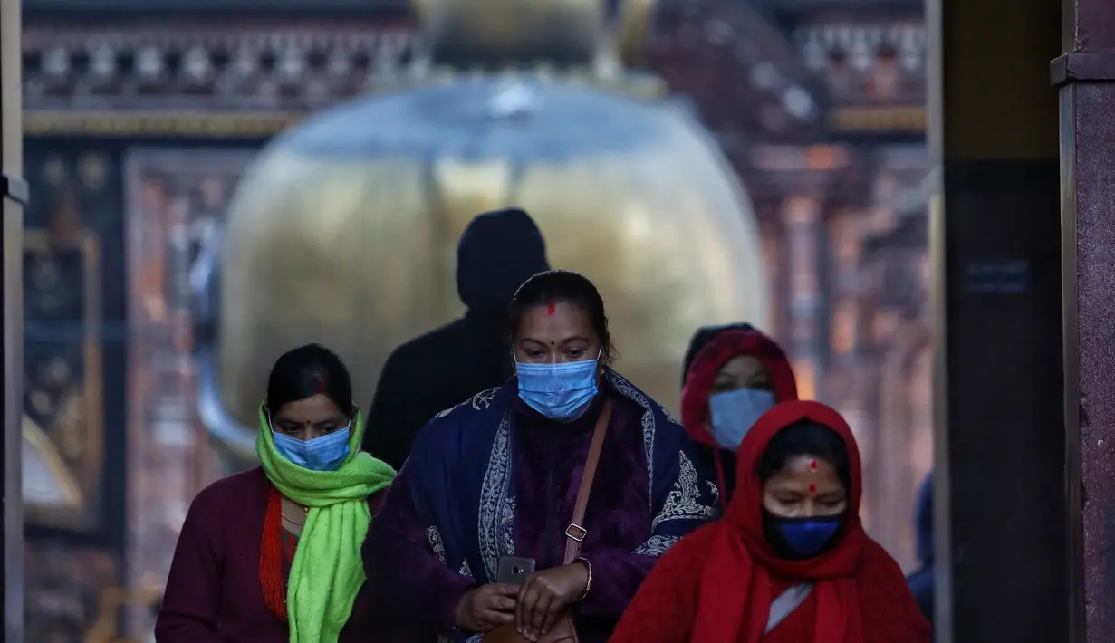Orang-orang terlihat di Kuil Pashupatinath di Kathmandu, Nepal (16/12/2020). Kuil ini menjabat sebagai kursi dari dewa nasional, Tuhan Pashupatinath, Nepal adalah negara sekuler. (Xinhua/Sulav Shrestha)