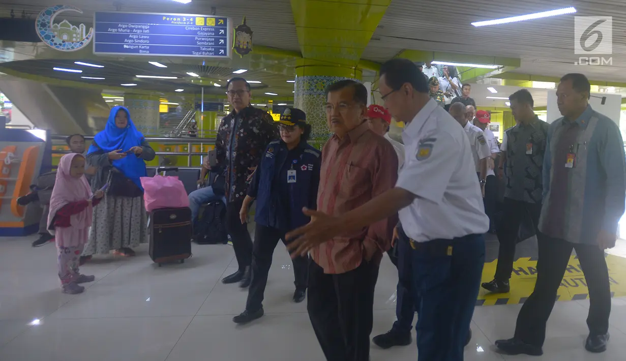 Ketua Umum PMI Jusuf Kalla usai mengikuti apel siaga untuk Lebaran Tahun 2018 di lapangan stasiun Gambir,Jakarta, Kamis (7/6). PMI menyiapkan 586 titik Pos Pertolongan Pertama, 393 ambulans dan 8.422 relawan. (Merdeka.com/Imam Buhori)