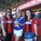 Ida Maswi, Eva Gonzales dan Stefani Salampessdi sela-sela pertandingan Persipura vs Bali United, Jumat (25/3/2016). (Liputan6.com/Risa Rahayu Kosasih)