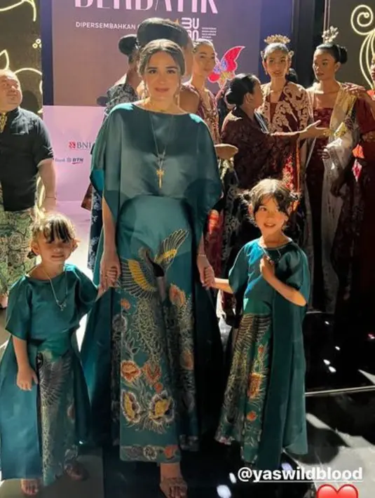 Yasmine Wildblood hadir bersama keduanya mengenakan one set warna biru dengan bawahan motif batik. [@yaswildblood]