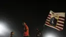 The Jakmania, mengibarkan bendera pada laga Piala Jenderal Sudirman melawan PBR di Stadion Kanjuruhan, Malang, Kamis (19/11/2015). (Bola.com/Vitalis Yogi Trisna)