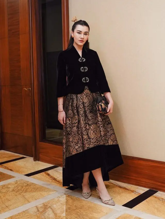 Gaya Aaliyah Massaid kenakan kebaya. [@aaliyah.massaid]