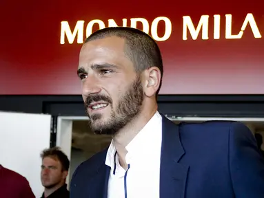 Bek asal Italia, Leonardo Bonucci, saat tiba di Casa Milan, Milan, Jumat (14/7/2017). AC Milan resmi mendatangkan mantan bek Juventus itu dengan harga 36,7 juta poundsterling. (AC Milan)