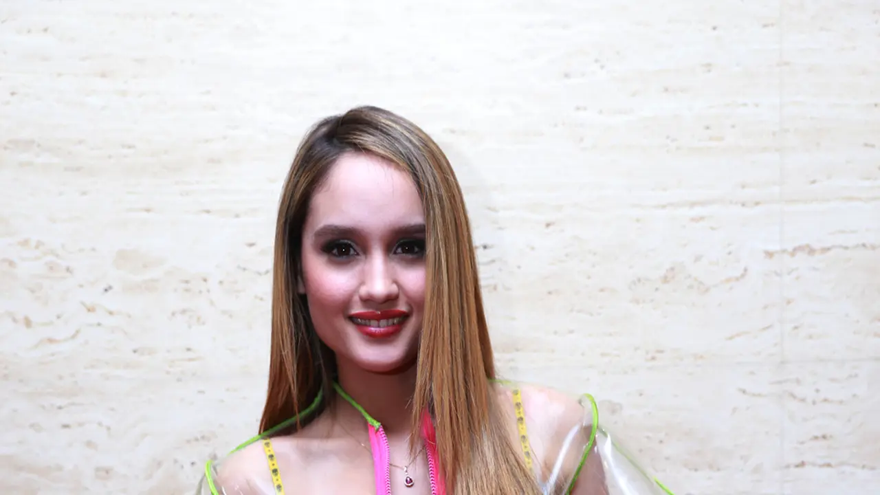[Bintang] Cinta Laura