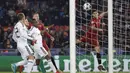 Striker AS Roma, Diego Perotti, mencetak gol ke gawang Qarabag pada laga Liga Champions di Stadion Olimpico, Roma, Rabu (6/12/2017). AS Roma Menang 1-0 atas Qarabag. (AP/Alessandra Tarantino)
