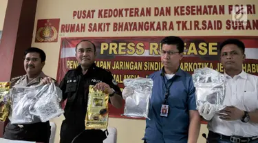 Direktur Tindak Pidana Narkoba Brigjen Eko Daniyanto (kedua kiri) menunjukkan barang bukti kasus peredaran narkotika jenis sabu jaringan Malaysia, Medan dan Jakarta, dalam jumpa pers di Rumah Sakit Polri, Selasa (13/6). (Liputan6.com/Yoppy Renato)