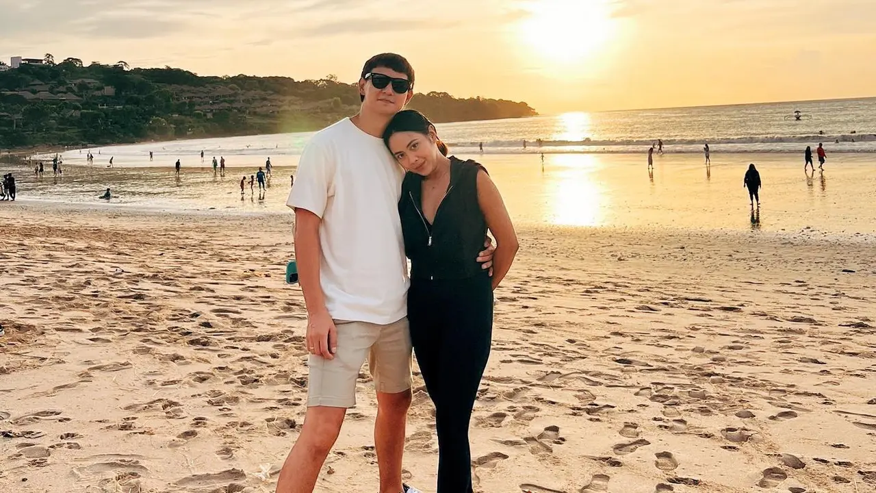 Selfie Bareng Monyet, Ini 7 Potret Liburan Marcell Darwin Bersama Istri dan Anak