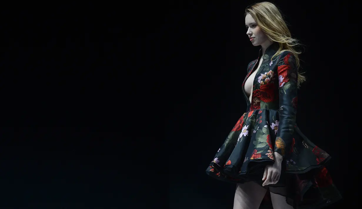 Model saat mengenakan busana koleksi MUXU rancangan Yang Shan selama China Fashion Week di Beijing (28/3). (AFP Photo/Wang Zhao)