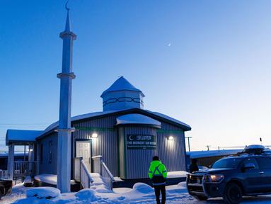 Bulan sabit terlihat di atas Masjid Midnight Sun, Inuvik, Kanada, saat waktu berbuka puasa Ramadan pada 2 Maret 2025. (Cole BURSTON/AFP)